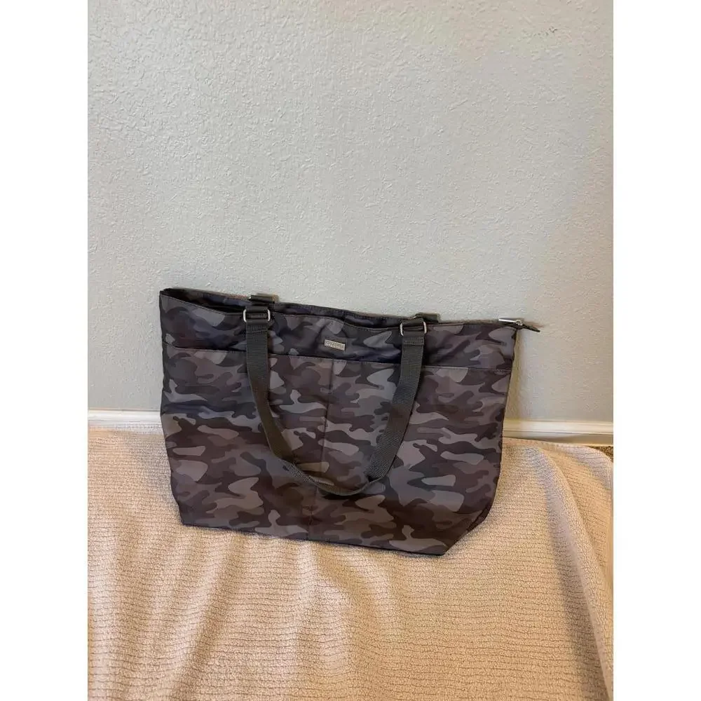 Baggalini Camo Print LG Tote with luggage sleeve - Picture 1 of 4